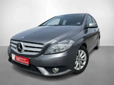 Gebraucht Mercedes B180 122 PS (89 kW) 2014 Mountaingrau  met. Kleinwagen