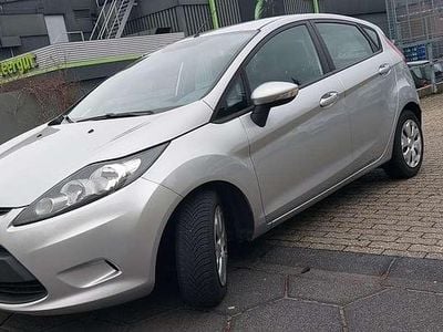Gebraucht Ford Fiesta 95 PS (69 kW) 2011 Polarsilber metallic Kleinwagen