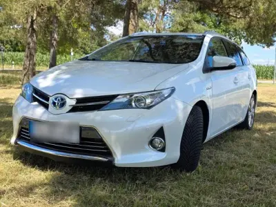 Gebraucht Toyota Auris Hybrid 99 PS (72 kW) 2013 Weiß Kombi