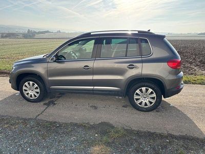 Grau Gebraucht 2011 VW Tiguan Sportline SUV | 11.500 € (Etwas zu teuer)