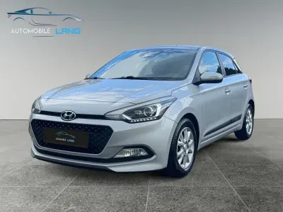 Gebraucht Hyundai i20 Passion 84 PS (61 kW) 2016 Silber Limousine