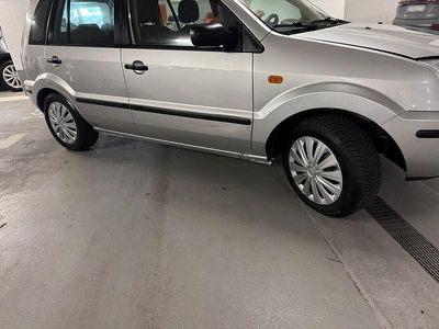 Usata Ford Fusion 80 CV (58 kW) 2004 Argento Utilitaria