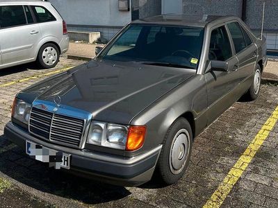 Gebraucht Mercedes E230 132 PS (97 kW) 1992 Grau Limousine