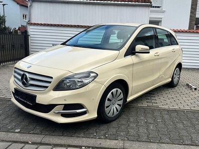 Gebraucht Mercedes B200 156 PS (114 kW) 2015 Beige Van / Kleinbus