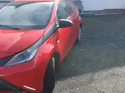 Gebraucht Toyota Aygo X-play 69 PS (50 kW) 2016 Rot Kleinwagen