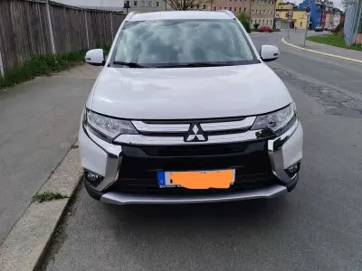 Begagnad Mitsubishi Outlander Intense 150 HK (110 kW) 2017 Vit SUV