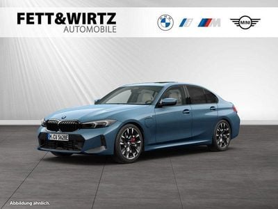 Gebraucht BMW 330e M Sport 292 PS (214 kW) 2025 Arctic race blue metallic Limousine