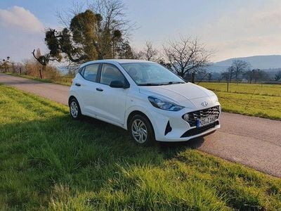 Gebraucht Hyundai i10 67 PS (49 kW) 2023 Weiß Kleinwagen