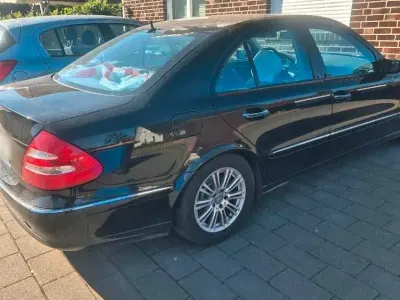 Gebraucht Mercedes E240 Avantgarde 177 PS (130 kW) 2002 Schwarz Limousine