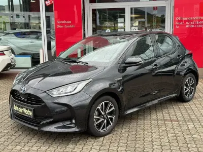 Gebraucht Toyota Yaris Hybrid Comfort 116 PS (85 kW) 2021 Schwarz Limousine