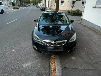 Gebraucht Opel Astra 140 PS (102 kW) 2011 Schwarz Kleinwagen