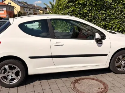 Gebraucht Peugeot 207 Urban Move 95 PS (69 kW) 2009 Weiß Limousine