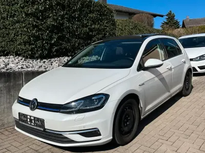Gebraucht VW Golf VII Highline 131 PS (96 kW) 2019 Weiß Limousine