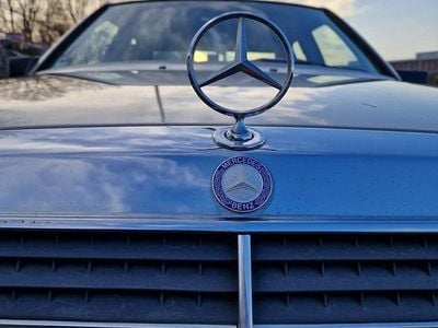 Grau Gebraucht 1988 Mercedes E260 Limousine | 8.900 €