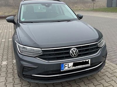 Gebraucht VW Tiguan Life 150 PS (110 kW) 2021 Grau SUV