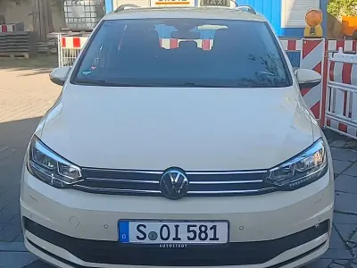 Gebraucht VW Touran Trendline 150 PS (110 kW) 2024 Gelb Van / Kleinbus