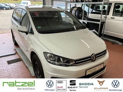 Gebraucht VW Touran Active 122 PS (89 kW) 2023 Weiß Van / Kleinbus