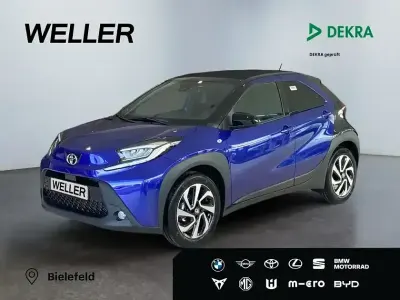 Gebraucht Toyota Aygo 72 PS (52 kW) 2025 Juniper blue metallic / dach mysticschwarz mica (blau) Kleinwagen