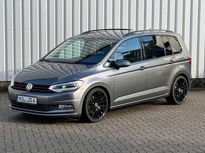 Grau Gebraucht 2016 VW Touran Highline Van / Kleinbus | 22.900 € (Fairer Preis)