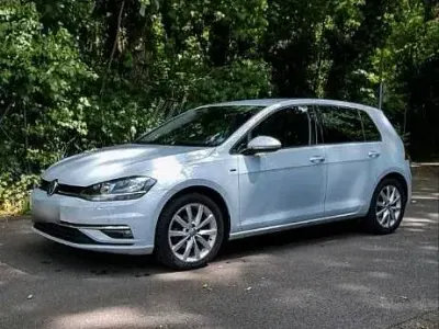 Gebraucht VW Golf VII Comfortline 115 PS (84 kW) 2018 Weiß Kleinwagen