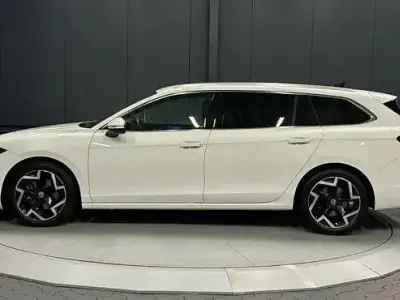Używany VW Passat Elegance 150 KM (110 kW) 2025 Biały Kombi