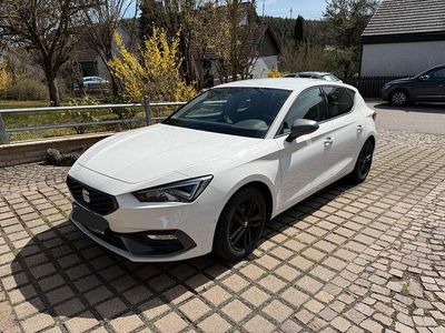 Używany Seat Leon FR 131 KM (96 kW) 2021 Biały Sedan/Limuzyna