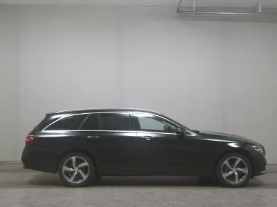 Gebraucht Mercedes E300 Avantgarde 320 PS (235 kW) 2021 Schwarz Kombi