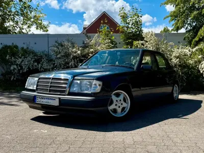 Gebraucht Mercedes E230 132 PS (97 kW) 1991 Schwarz Limousine