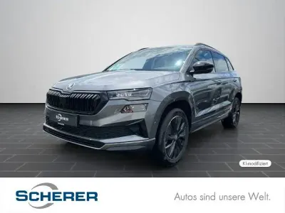Neu Skoda Karoq SportLine 150 PS (110 kW) 2026 Graphitegrau metallic (metallic) SUV
