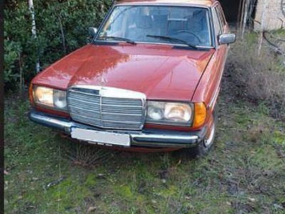 Gebraucht Mercedes 200 60 PS (44 kW) 1984 Rot Limousine