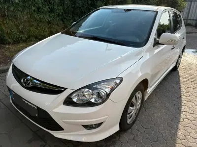 Gebraucht Hyundai i30 109 PS (80 kW) 2011 Weiß Kombi