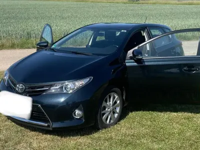 Używany Toyota Auris 132 KM (97 kW) 2014 Czarny Sedan/Limuzyna