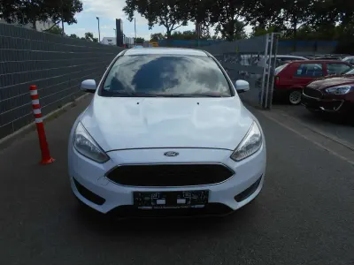 Gebraucht Ford Focus Trend 101 PS (74 kW) 2016 Frostweiß Kleinwagen