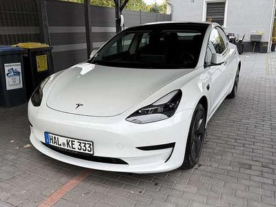 Weiß Gebraucht 2022 Tesla Model 3 Standard Range Plus Limousine | 27.999 € (Fairer Preis)