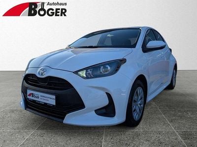 Gebraucht Toyota Yaris Basis 72 PS (52 kW) 2023 Schneeweiß Kleinwagen