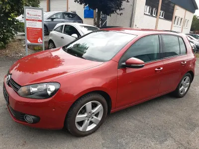 Gebraucht VW Golf VI Team 105 PS (77 kW) 2011 Rot Kleinwagen