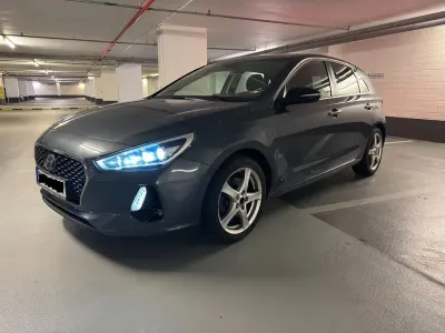 Gebraucht Hyundai i30 Intro Edition 140 PS (102 kW) 2017 Grau Limousine