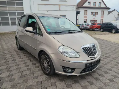 Gebraucht Lancia Musa 90 PS (66 kW) 2010 Grau Van / Kleinbus