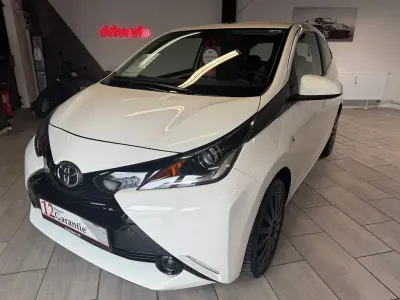 Gebraucht Toyota Aygo X-play 69 PS (50 kW) 2015 Weiß Kleinwagen
