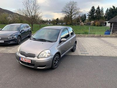 Gebraucht Toyota Yaris Sol 65 PS (47 kW) 2004 Silber Limousine