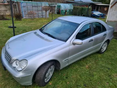 Używany Mercedes C180 142 KM (104 kW) 2003 Srebrny Sedan/Limuzyna