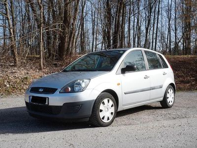 Gebraucht Ford Fiesta Ambiente 80 PS (58 kW) 2006 Silber Kleinwagen