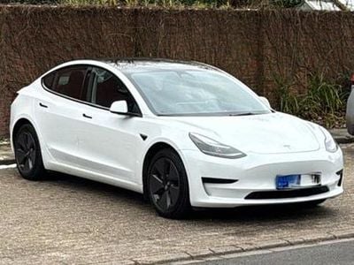 Weiß Gebraucht 2021 Tesla Model 3 Standard Range Plus Limousine | 25.500 € (Etwas zu teuer)