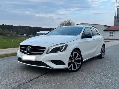 Usata Mercedes A180 Night 122 CV (89 kW) 2013 Bianco Utilitaria