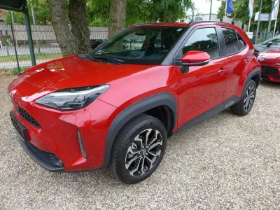 Neu Toyota Yaris Cross Style 131 PS (96 kW) 2026 Emotional red metallic SUV