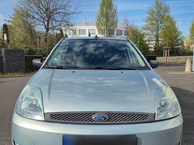 Second-hand Ford Fiesta Ambiente 80 CP (58 kW) 2002 Argintiu Hatchback