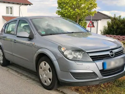 Używany Opel Astra 90 KM (66 kW) 2005 Szary Sedan/Limuzyna