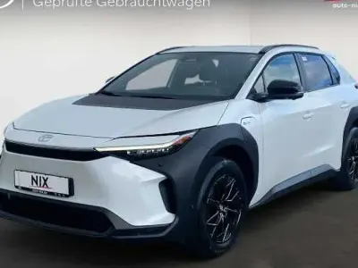 Gebraucht Toyota bZ4X Team 164 kW (224 PS) 2024 Platinumweiß perleffekt SUV