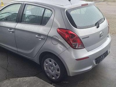 Gebraucht Hyundai i20 75 PS (55 kW) 2014 Silber Limousine
