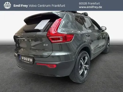 Neu Volvo XC40 Plus 163 PS (119 kW) 2026 Grün SUV